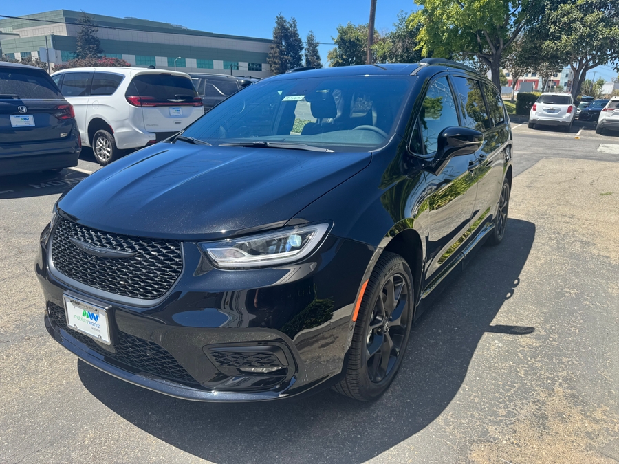 Black Chrysler Pacifica image number 2