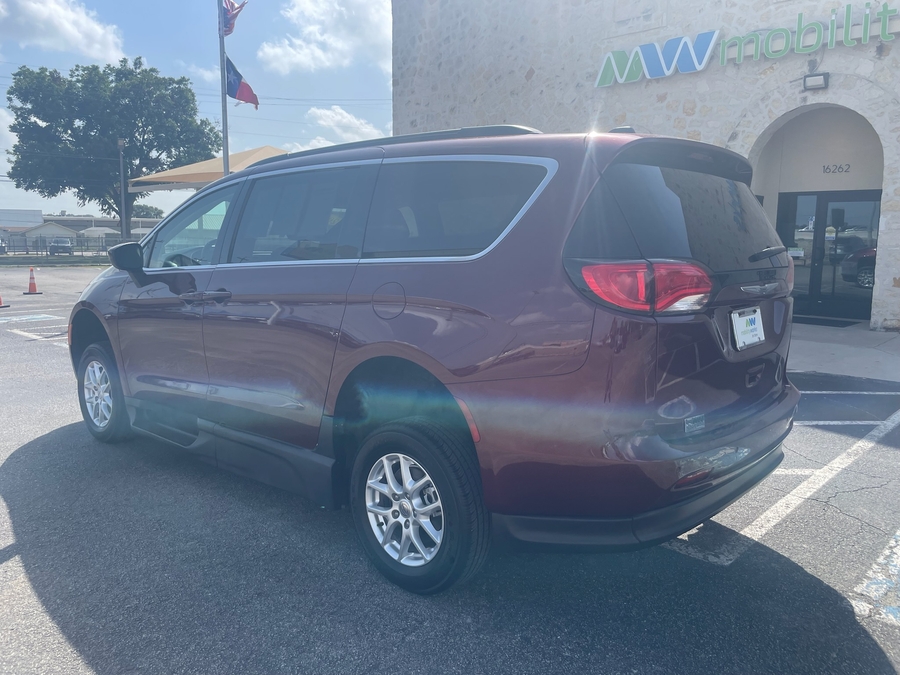 Red Chrysler Voyager image number 6