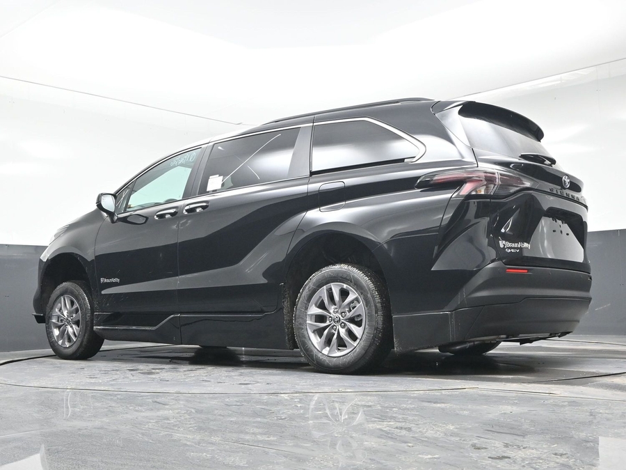 Black Toyota Sienna image number 20