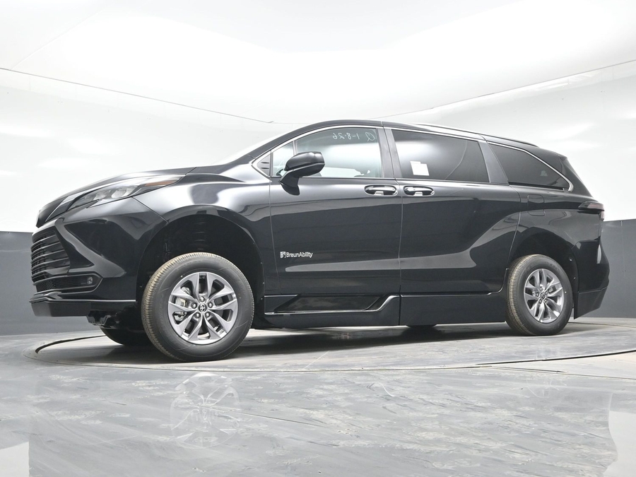 Black Toyota Sienna image number 19