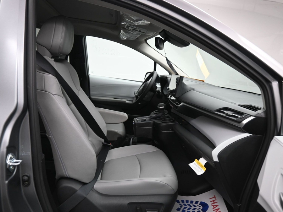 Grey Toyota Sienna image number 5