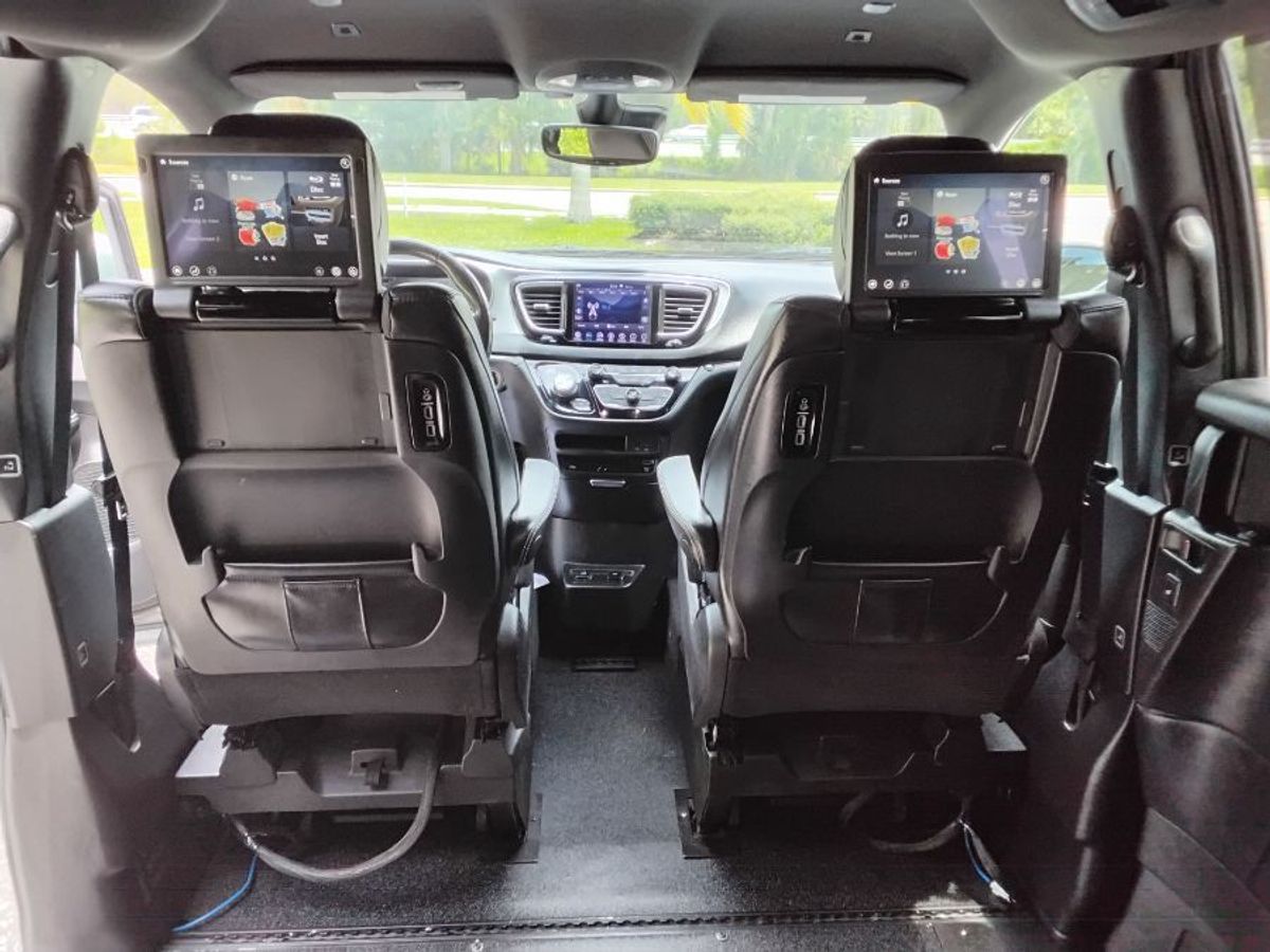 Silver Chrysler Pacifica image number 9