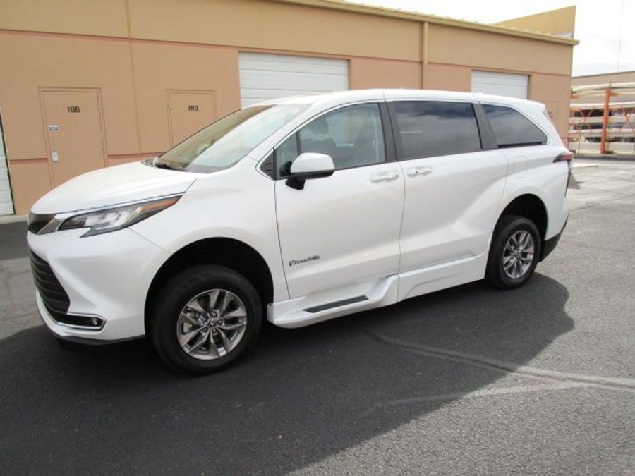 Used 2023 Toyota Sienna Hybrid XLE Base - BraunAbility Side Entry Entry In Floor Automatic Ramp