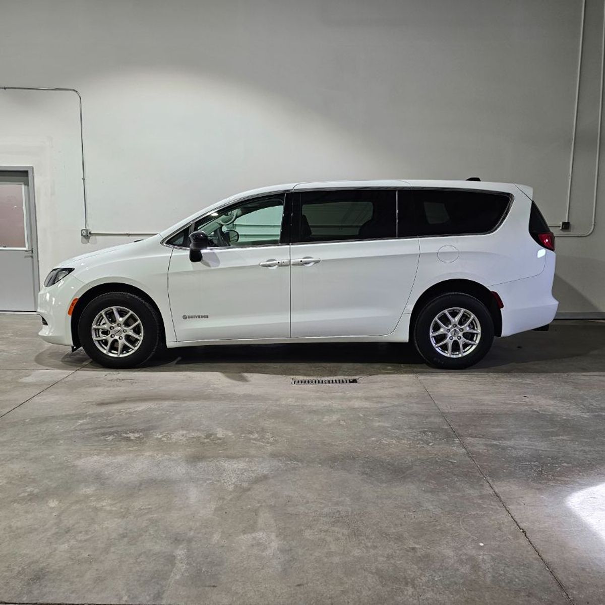White Chrysler Voyager image number 7