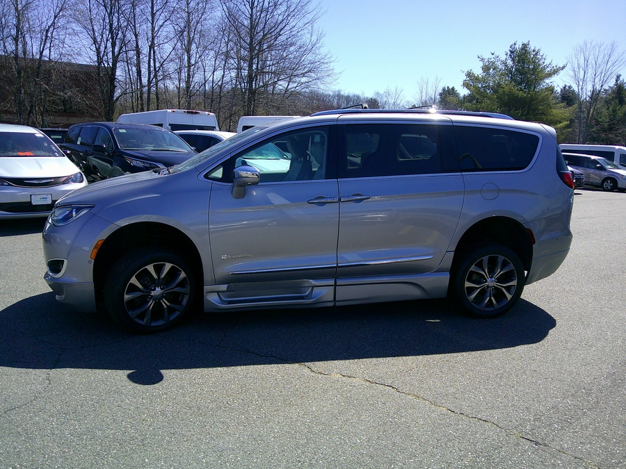 Silver Chrysler Pacifica image number 4