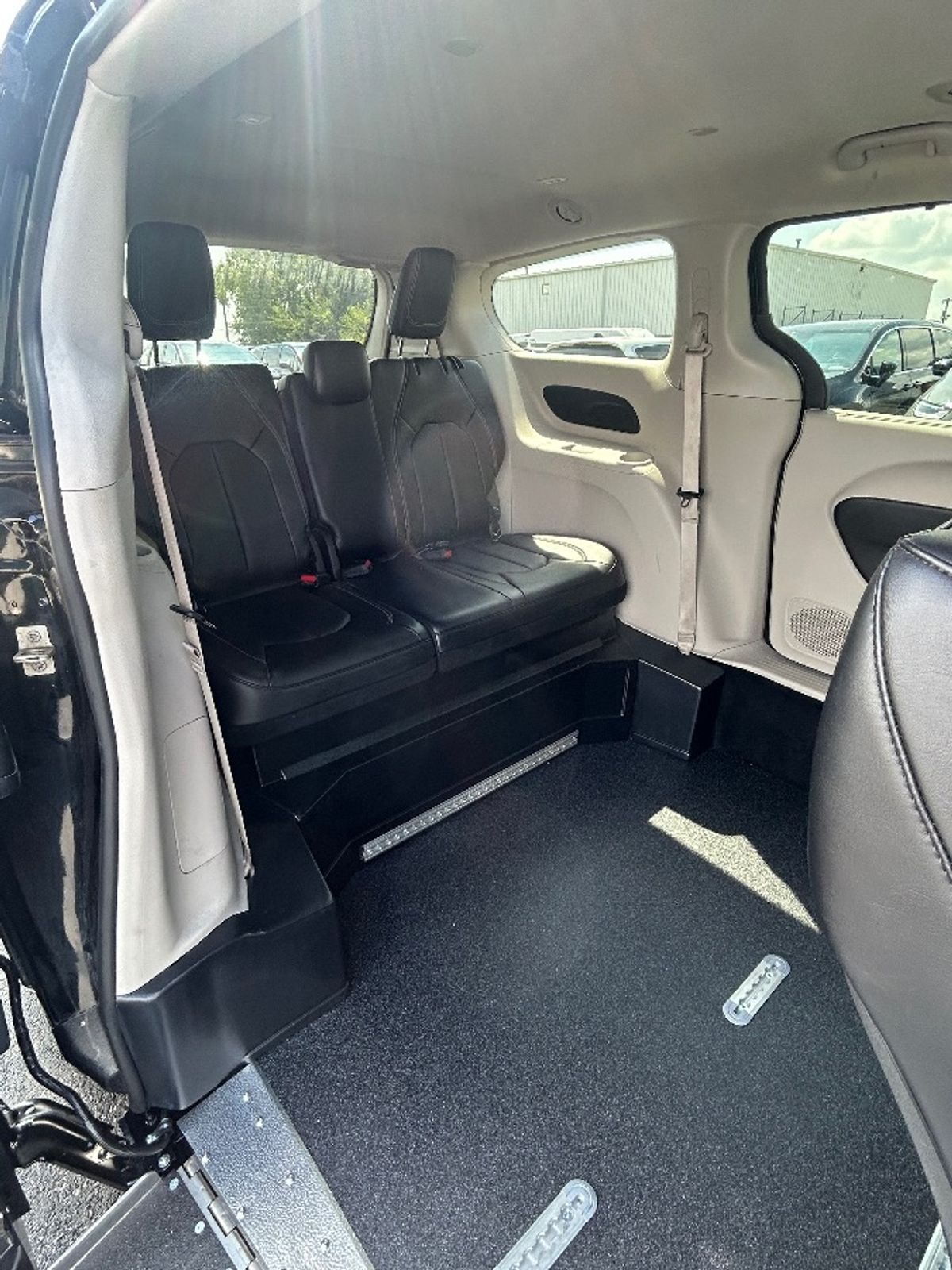 Black Chrysler Pacifica image number 14