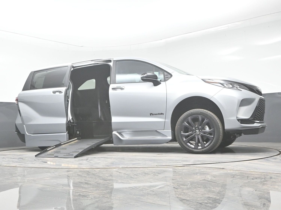 New 2025 Toyota Sienna Hybrid XSE Sport - BraunAbility Side Entry Entry Fold Out Automatic Ramp