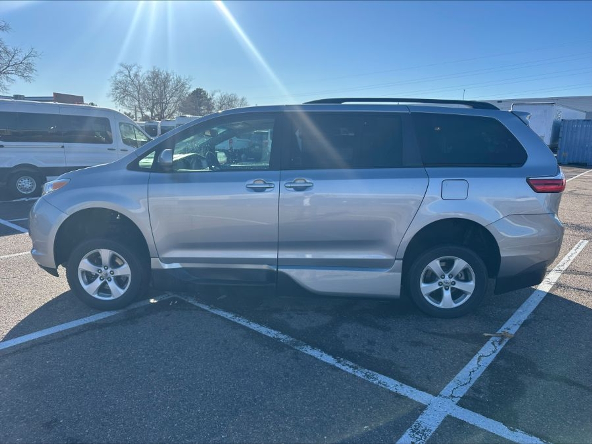 Silver Toyota Sienna image number 22