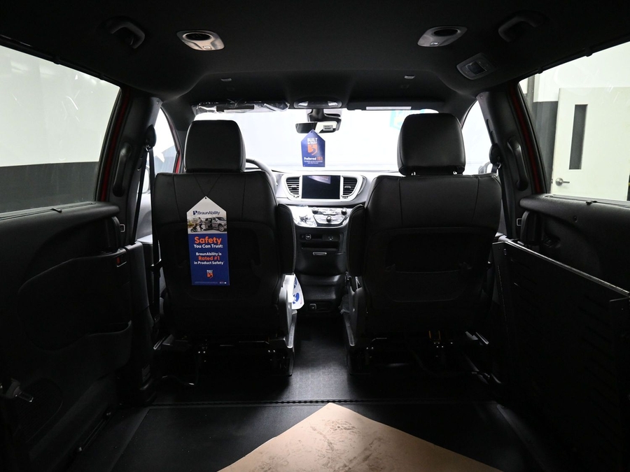 Red Chrysler Voyager image number 14