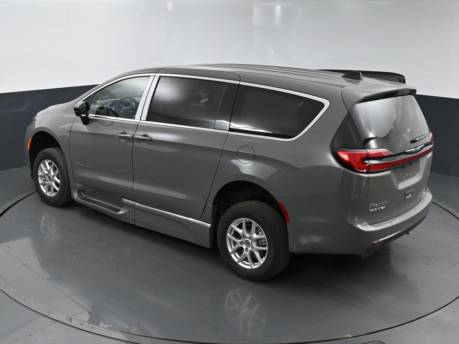 New 2025 Chrysler Pacifica Select Safety - BraunAbility Side Entry Entry Fold Out Automatic Ramp