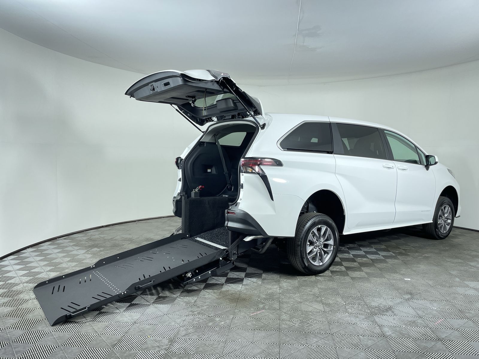 2025 Toyota Sienna FWD LE ST