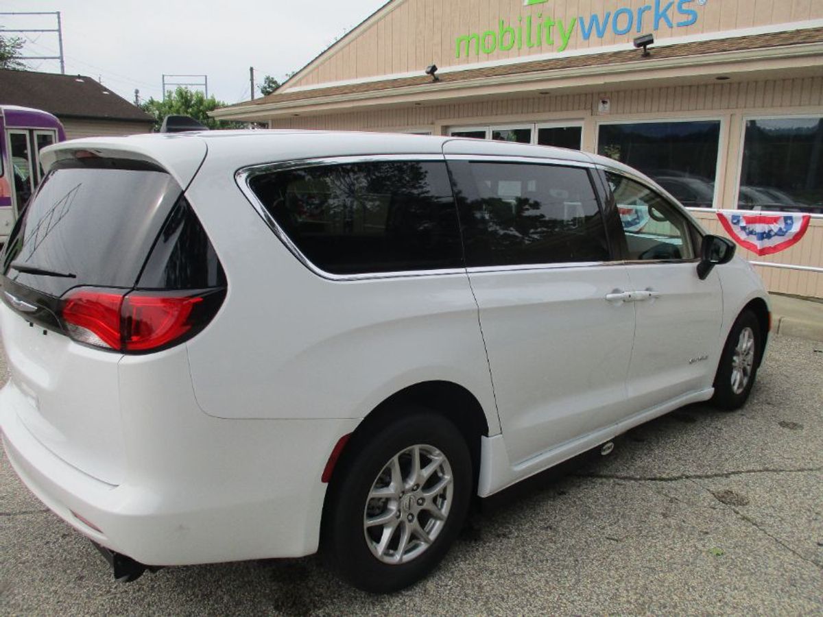White Chrysler Voyager image number 4