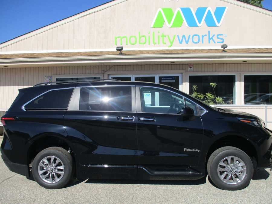 Black Toyota Sienna image number 12