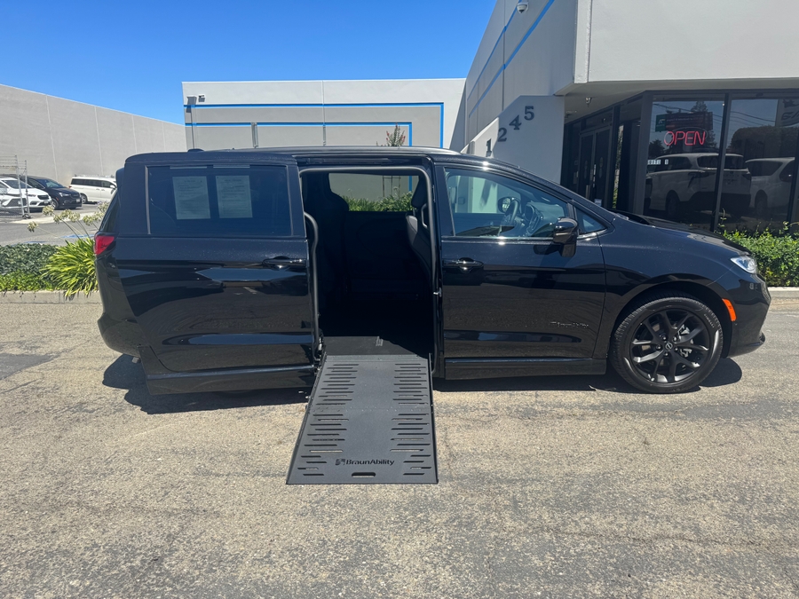 Black Chrysler Pacifica image number 7