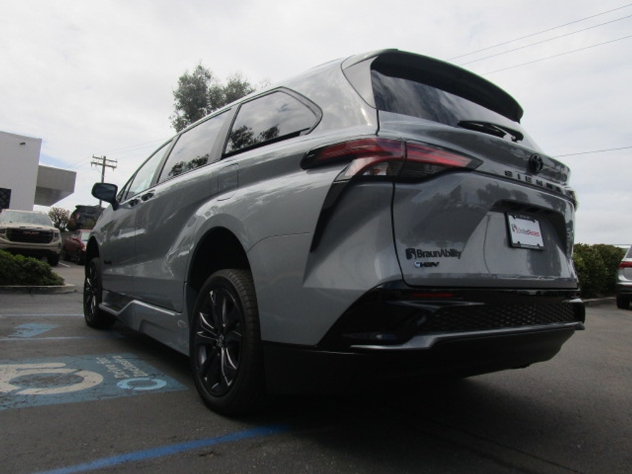 New 2026 Toyota Sienna Hybrid XSE Sport - BraunAbility Side Entry Fold Out Automatic Ramp