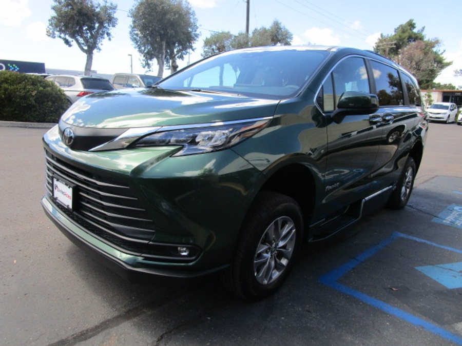New 2026 Toyota Sienna Hybrid XLE Base - BraunAbility Side Entry Entry Fold Out Automatic Ramp