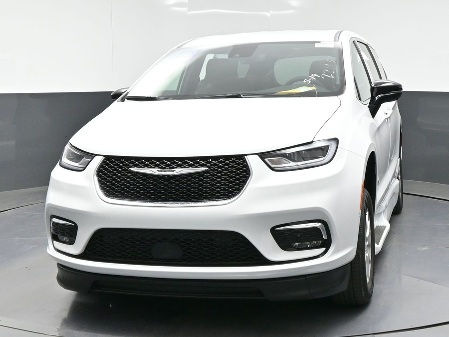 New 2026 Chrysler Pacifica Select Safety - BraunAbility Side Entry Entry Fold Out Automatic Ramp