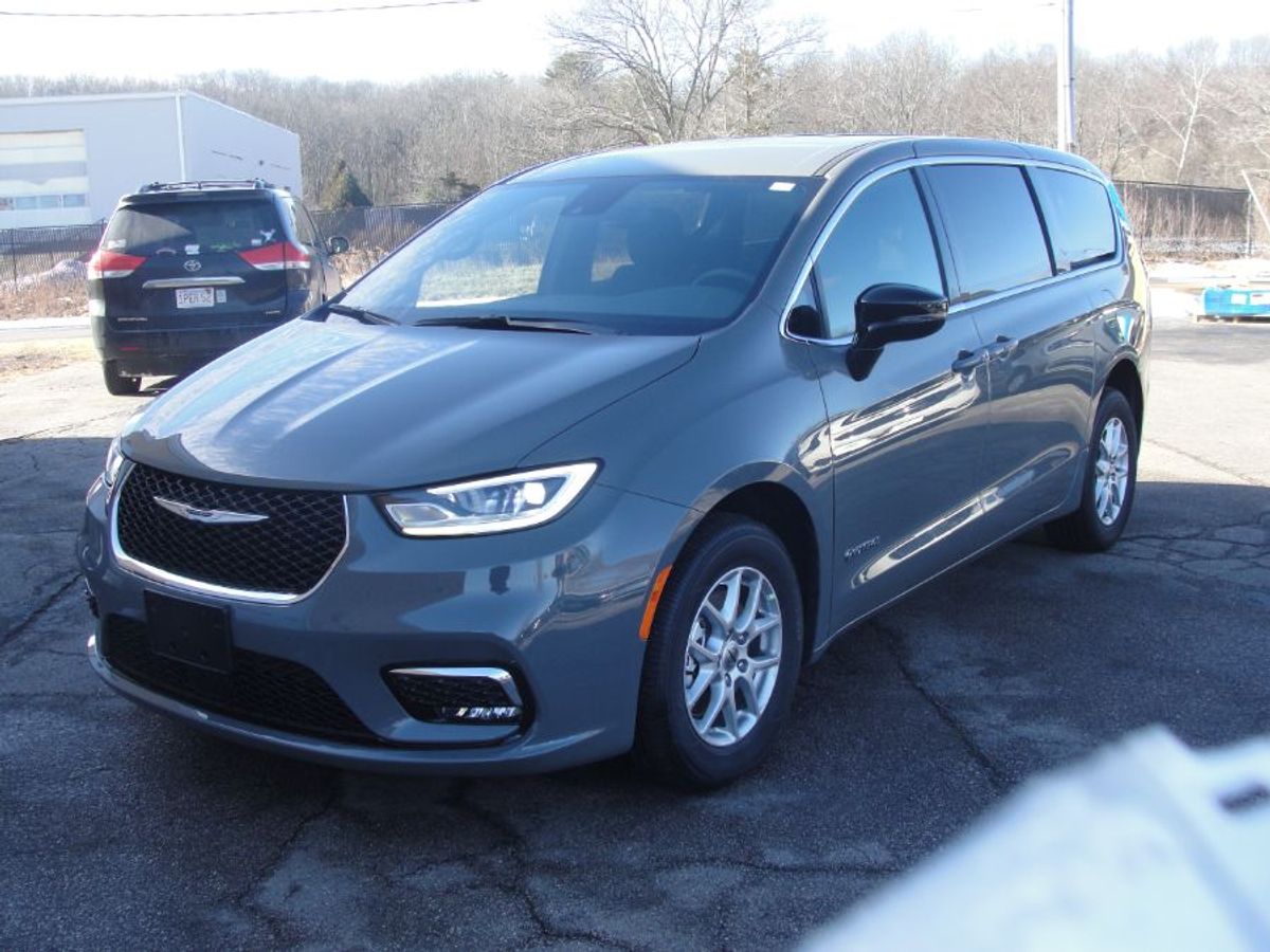 Grey Chrysler Pacifica image number 2