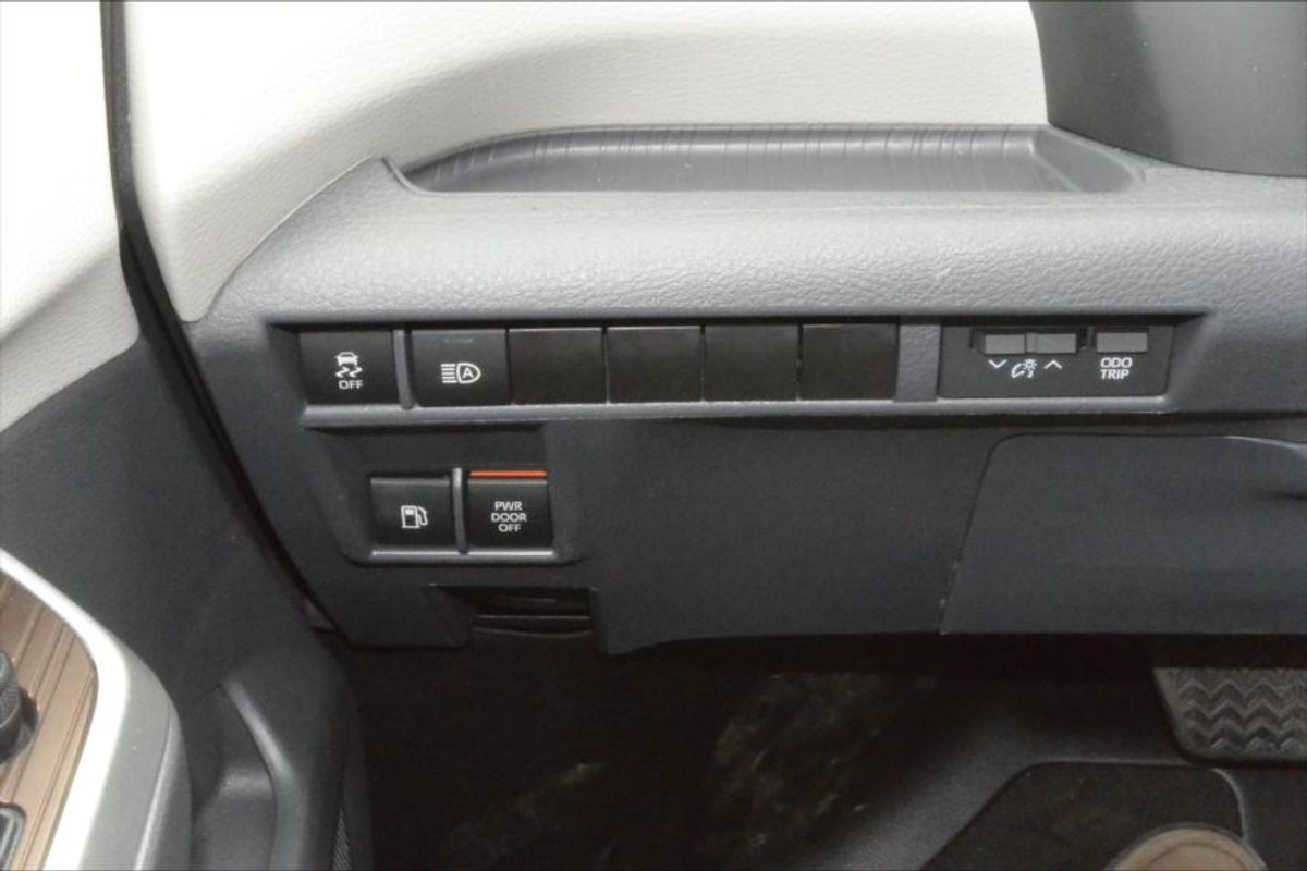 Black Toyota Sienna image number 22