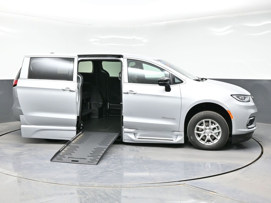 Silver Chrysler Pacifica image number 7