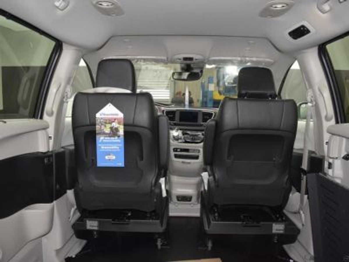 Grey Chrysler Voyager image number 13