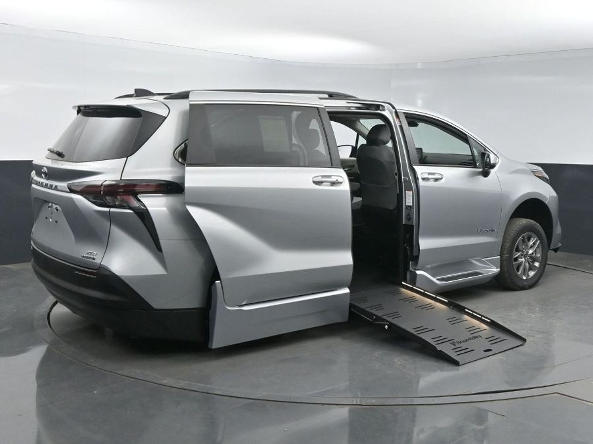 Silver Toyota Sienna image number 21