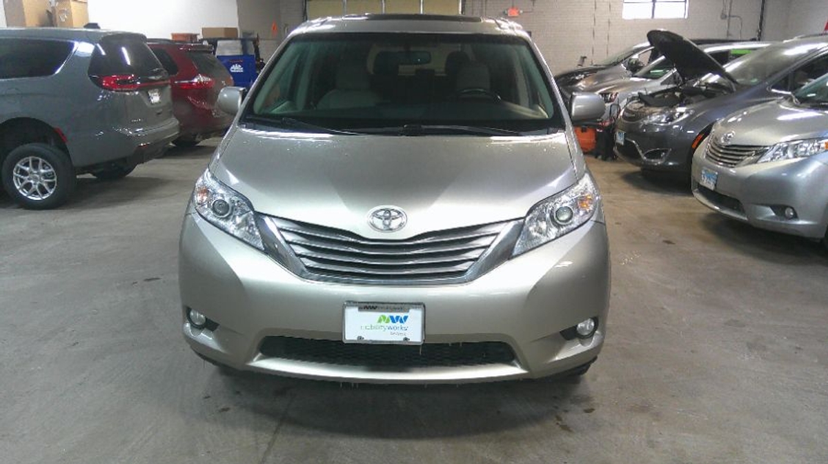 2015 TOYOTA SIENNA - Image 2