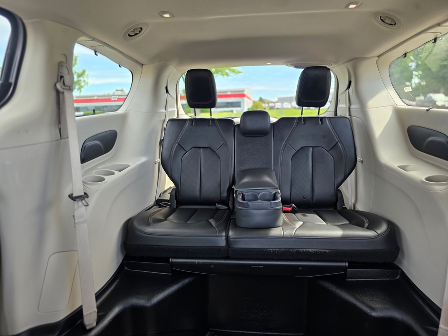 Silver Chrysler Pacifica image number 15
