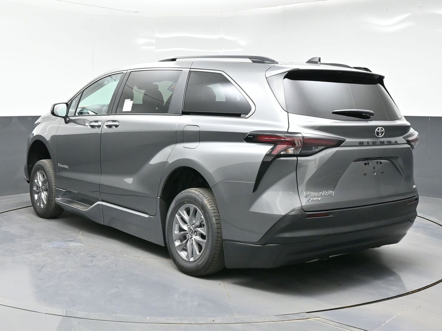 Grey Toyota Sienna image number 4