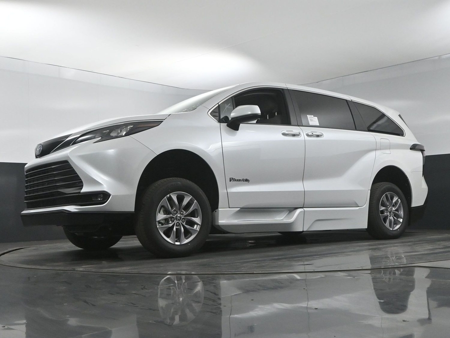 New 2025 Toyota Sienna Hybrid XLE Base - BraunAbility Side Entry Entry Fold Out Automatic Ramp
