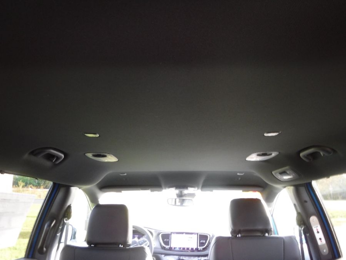 Blue Chrysler Pacifica image number 14