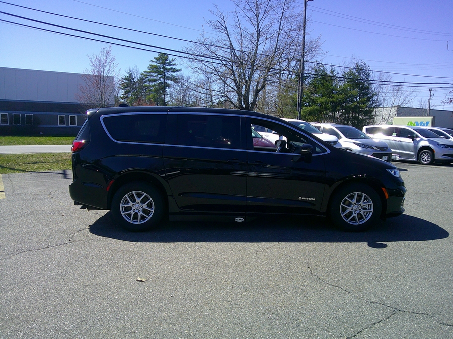 Black Chrysler Pacifica image number 6