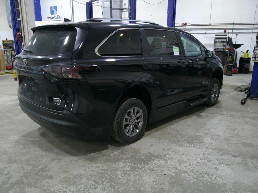 Black Toyota Sienna image number 7