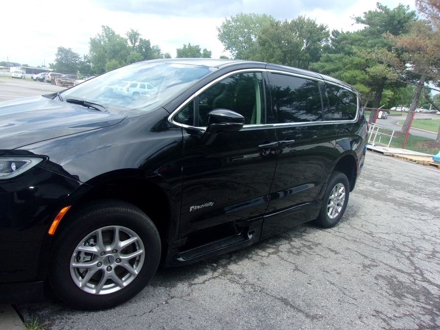 Grey Chrysler Pacifica image number 13