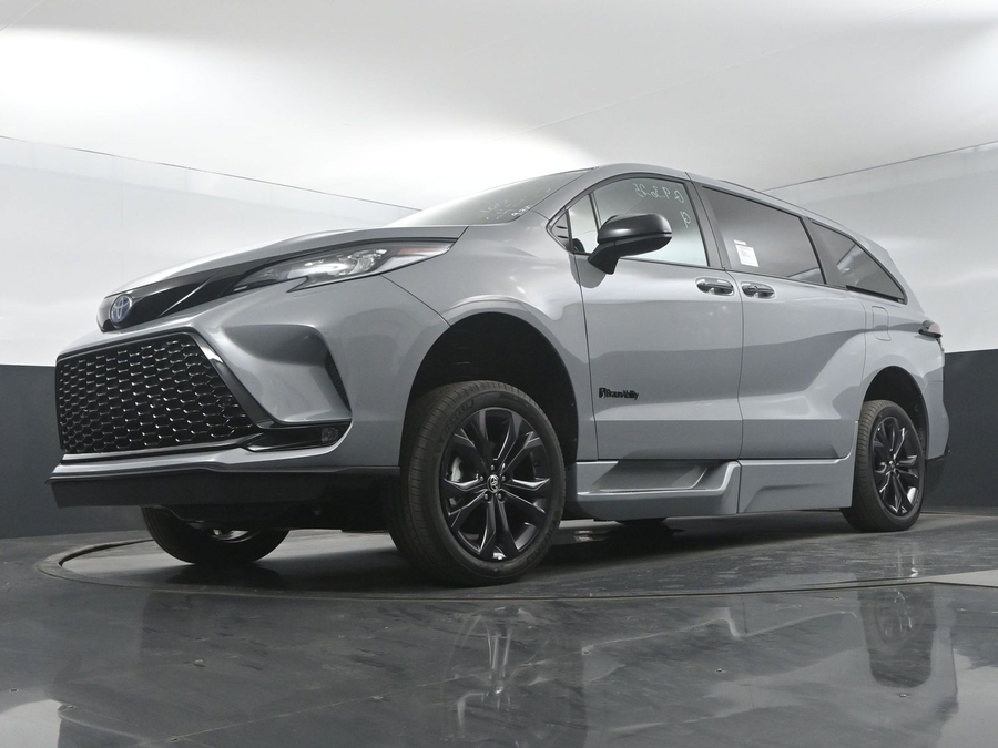 New 2025 Toyota Sienna Hybrid XSE Sport - BraunAbility Side Entry Entry Fold Out Automatic Ramp