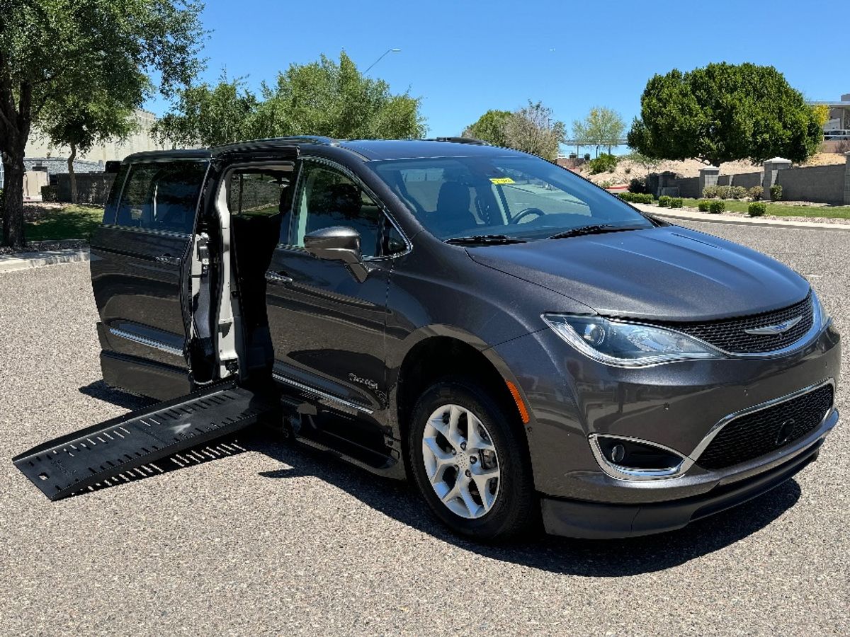 2020 Chrysler Pacifica Touring L Plus's photo