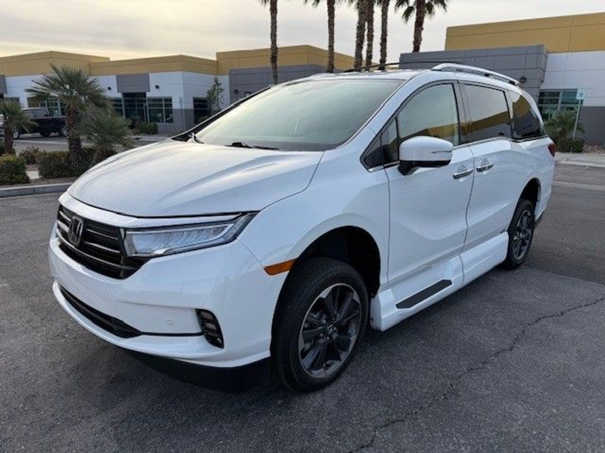 White Honda Odyssey image number 11