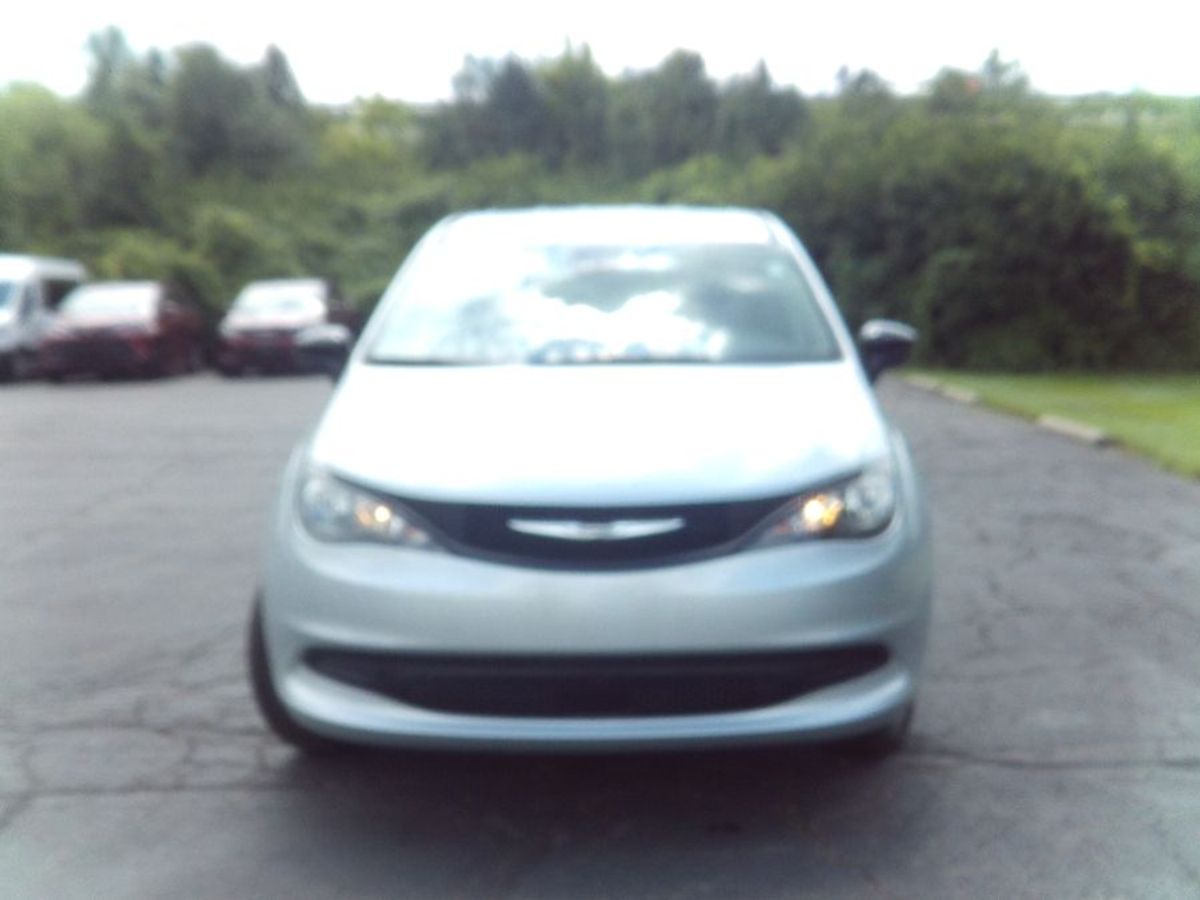 Silver Chrysler Voyager image number 17
