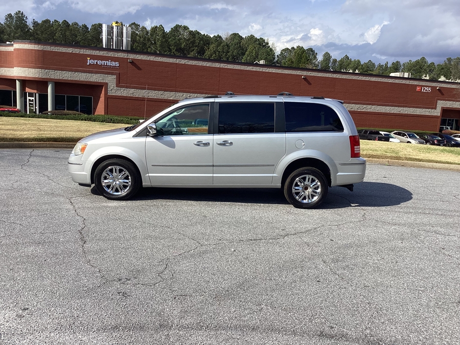  Chrysler Town and Country image number 1