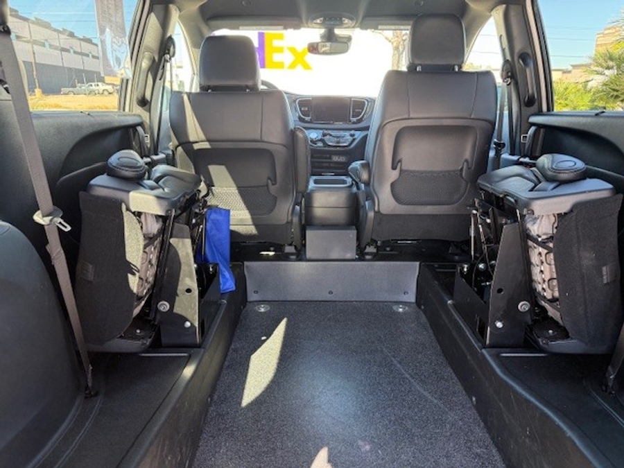 White Chrysler Voyager image number 13