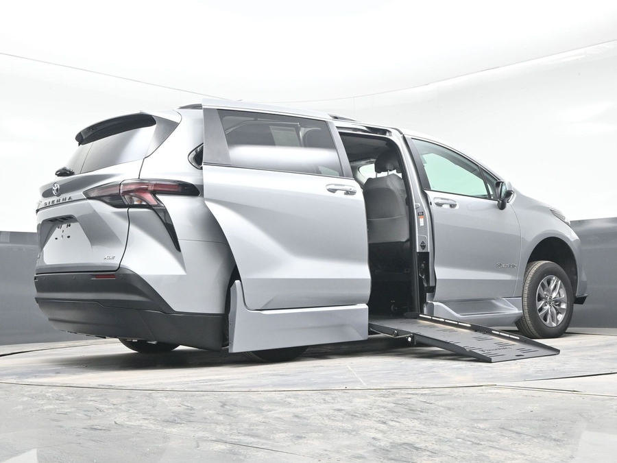 New 2025 Toyota Sienna Hybrid XLE Plus - BraunAbility Side Entry Entry Fold Out Automatic Ramp