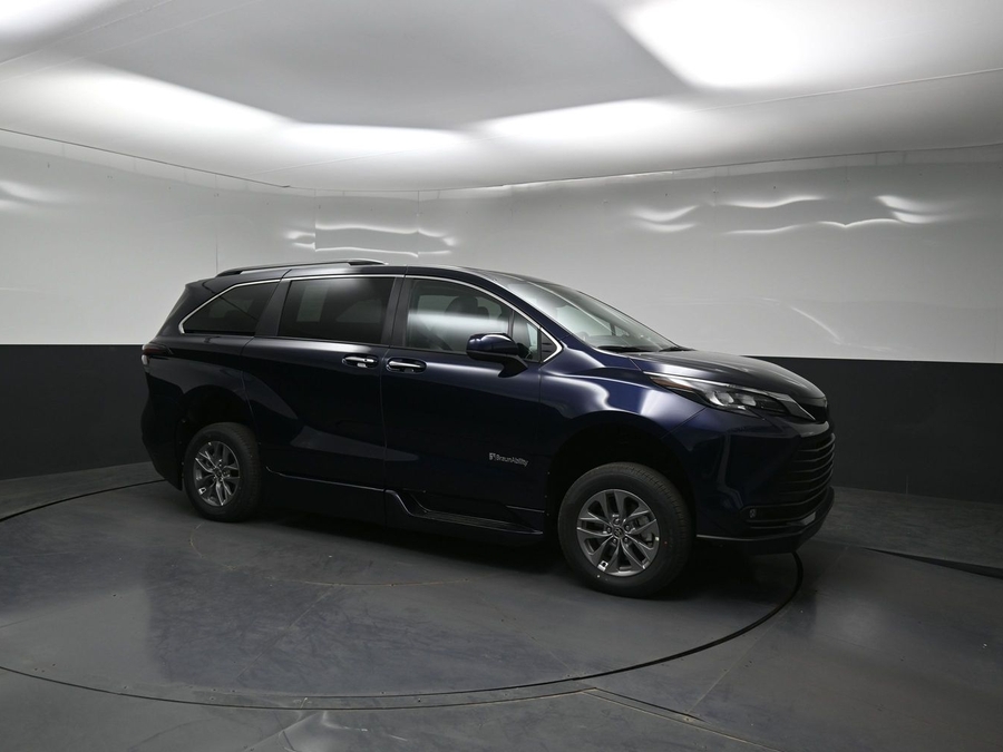 New 2026 Toyota Sienna Hybrid XLE Base - BraunAbility Side Entry Entry Fold Out Automatic Ramp