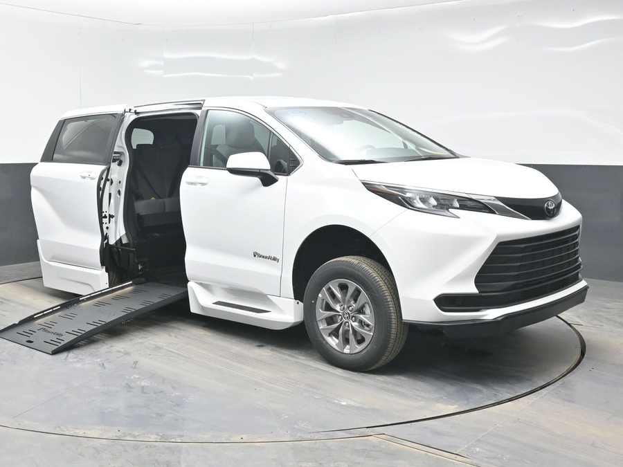 New 2026 Toyota Sienna Hybrid LE - BraunAbility Side Entry Entry Fold Out Automatic Ramp