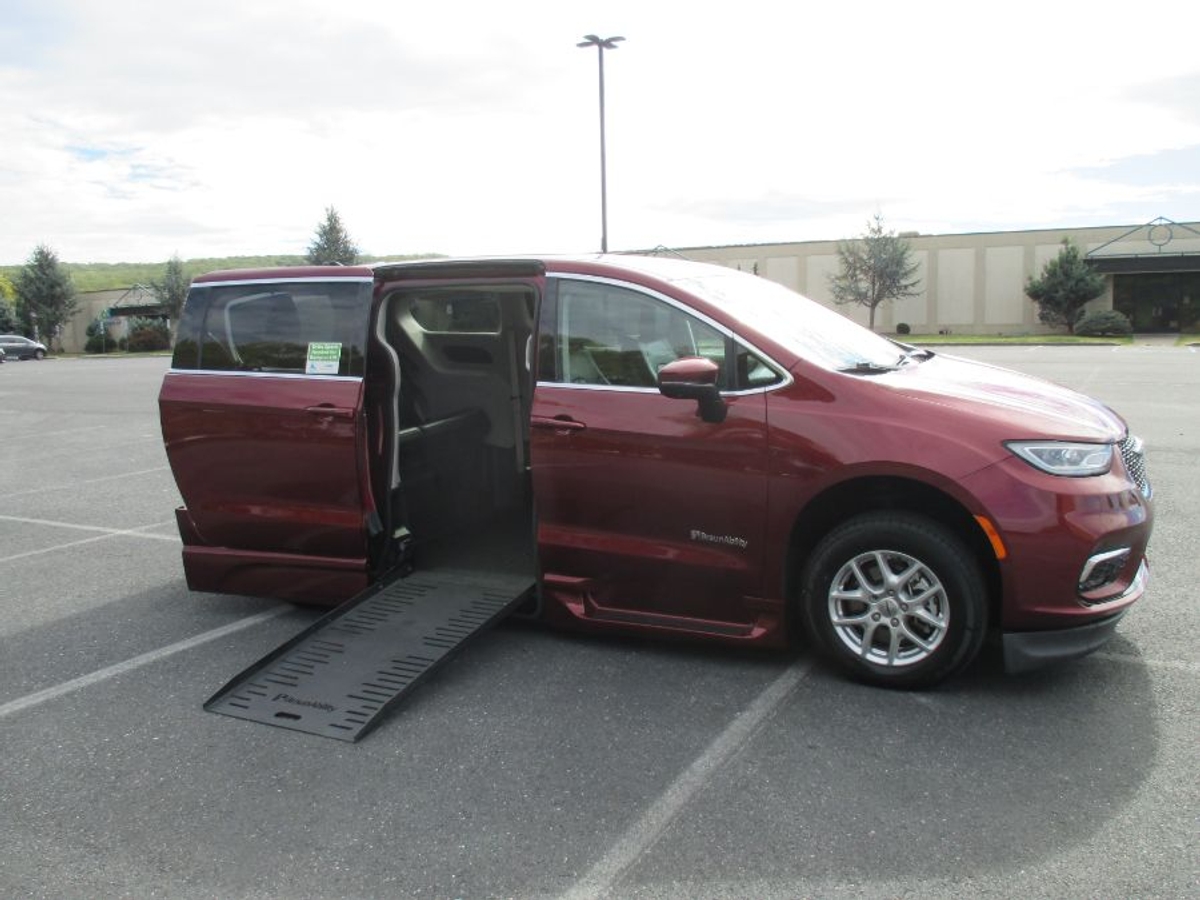 2023 Chrysler Pacifica Touring L's photo