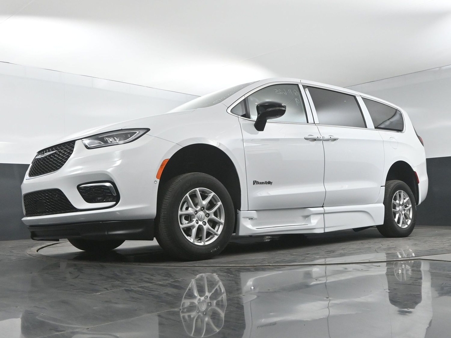 New 2025 Chrysler Pacifica Select Safety - BraunAbility Side Entry Entry In Floor Automatic Ramp