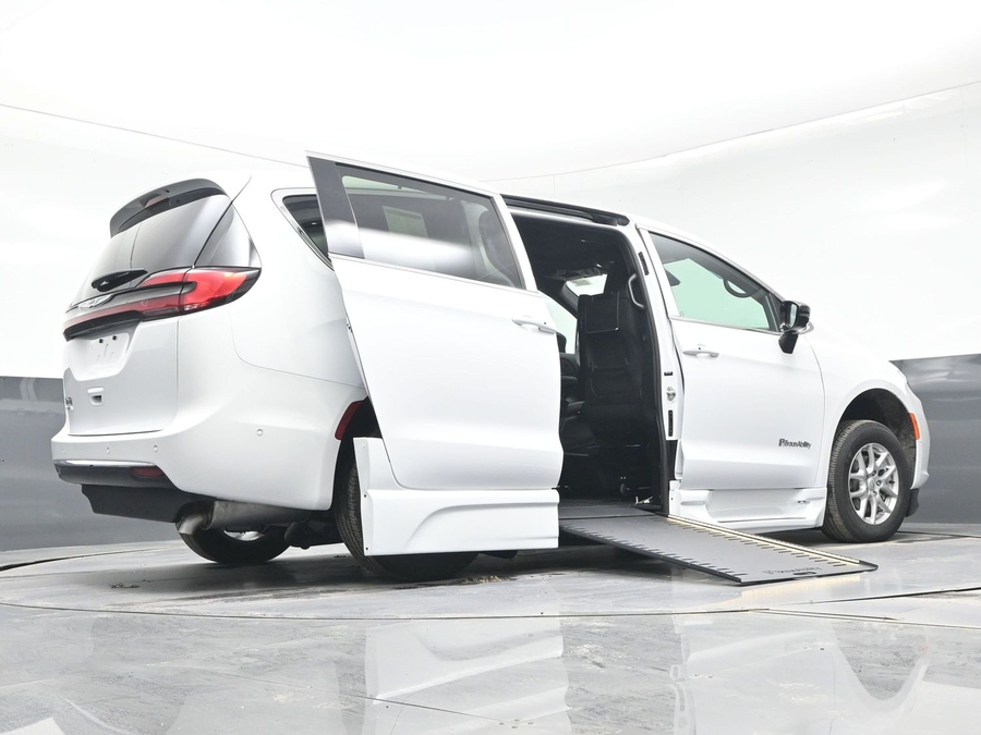 New 2025 Chrysler Pacifica Select Plus - BraunAbility Side Entry Entry In Floor Automatic Ramp