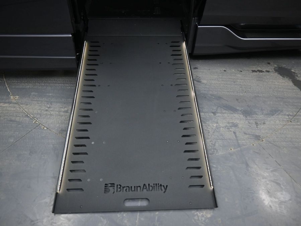 Grey Honda Odyssey image number 10