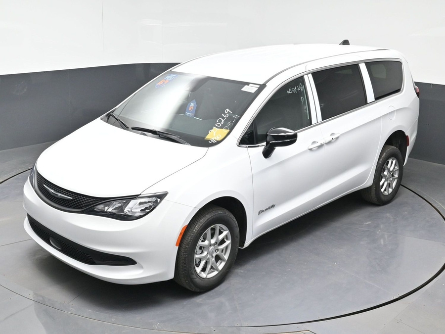 White Chrysler Voyager image number 10