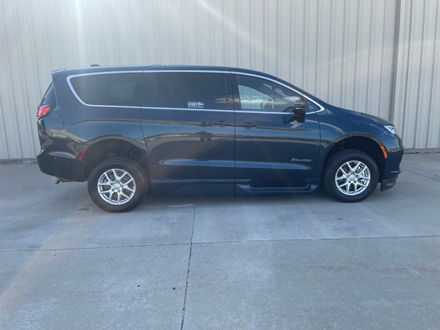 Used 2025 Chrysler Pacifica Select - BraunAbility Side Entry In Floor Automatic Ramp