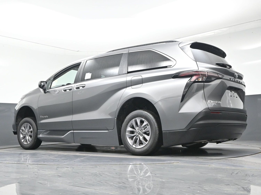 New 2026 Toyota Sienna Hybrid XLE Base - BraunAbility Side Entry Entry Fold Out Automatic Ramp